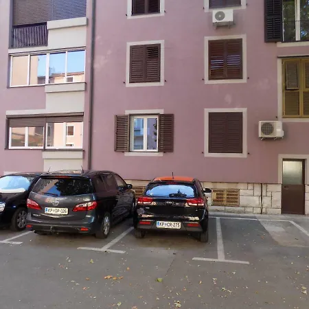 Flat - Nazorjev Trg Apartment