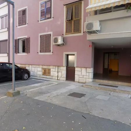 Flat - Nazorjev Trg Koper